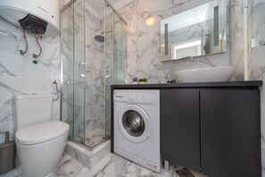 Dusche, Haartrockner, Handtücher, Seife