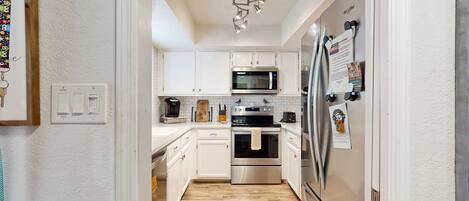 ثلاجة، ميكروويف، فرن، موقد طهي مسطح