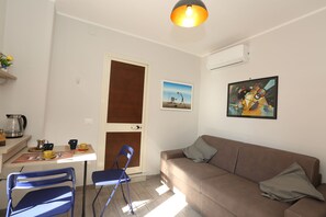 Smart TV, Netflix, books, streaming services - VILLA ROSA - Apartment n. 5 "MYRTLE" (2 beds): (Napoli)