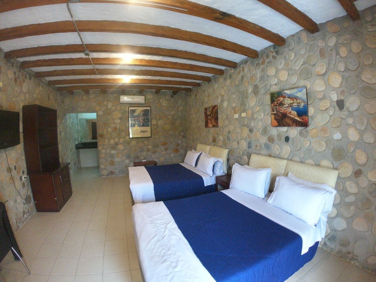 Tabla de planchar con plancha y ropa de cama 