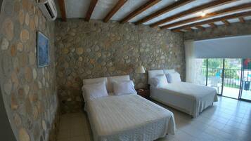 Habitación estándar doble, 2 camas dobles, no fumadores | Tabla de planchar con plancha y ropa de cama