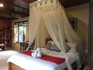1 chambre, coffre-fort, bureau, fer et planche à repasser