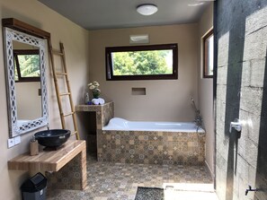 Combined shower/tub, hair dryer, towels, soap