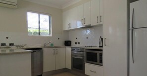 Microwave, dishwasher - KOKO'S - THREE BEDROOMS, SPA BATH, MODERN (South West Rocks)