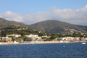 On the beach, sun-loungers - Panoramic sea view, swimming pool, garden. 
Quiet & comfortable, refurbished  (Cavalaire-sur-Mer)