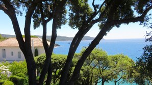 A coastal view with a building and trees. - Panoramic sea view, swimming pool, garden. 
Quiet & comfortable, refurbished  (Cavalaire-sur-Mer)