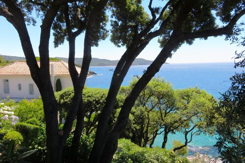 Vue mer panoramique, piscine jardin arboré.Calme & tout confort, refait à neuf