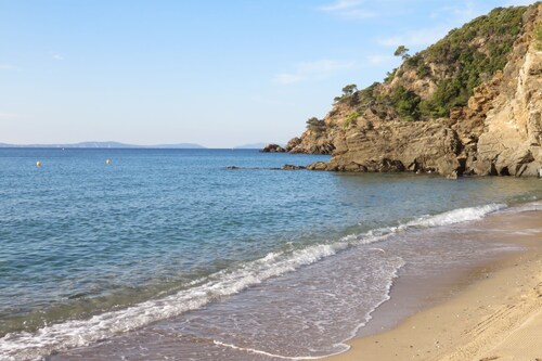Panoramic sea view, swimming pool, garden. 
Quiet & comfortable, refurbished 