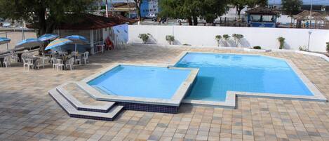 Piscine extérieure, chaises longues