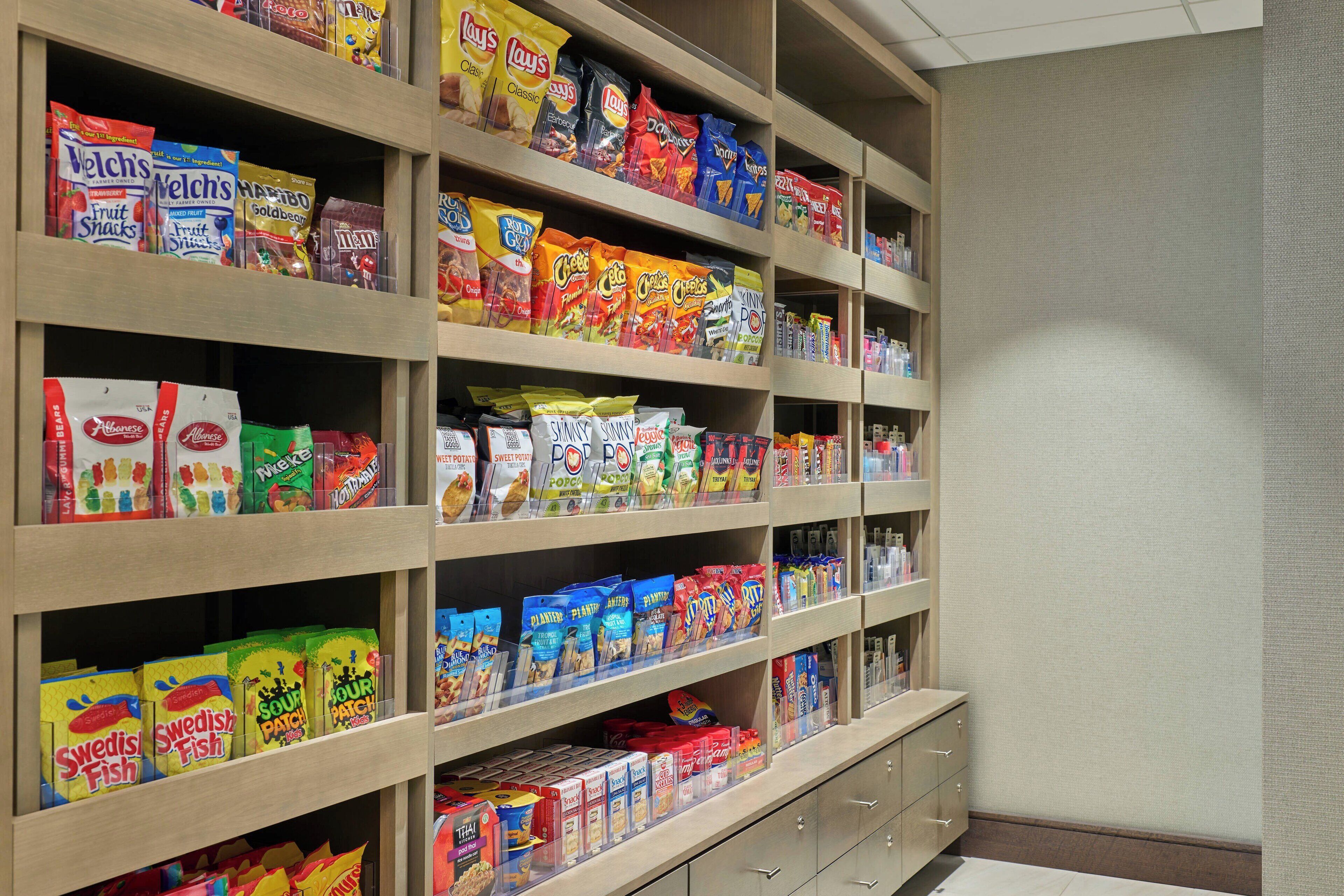 Un pasillo con diferentes productos de snacks y cereales envasados.