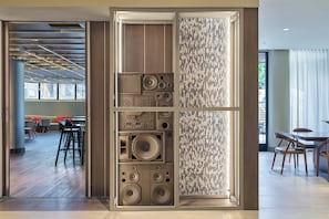 2 bares/lounges