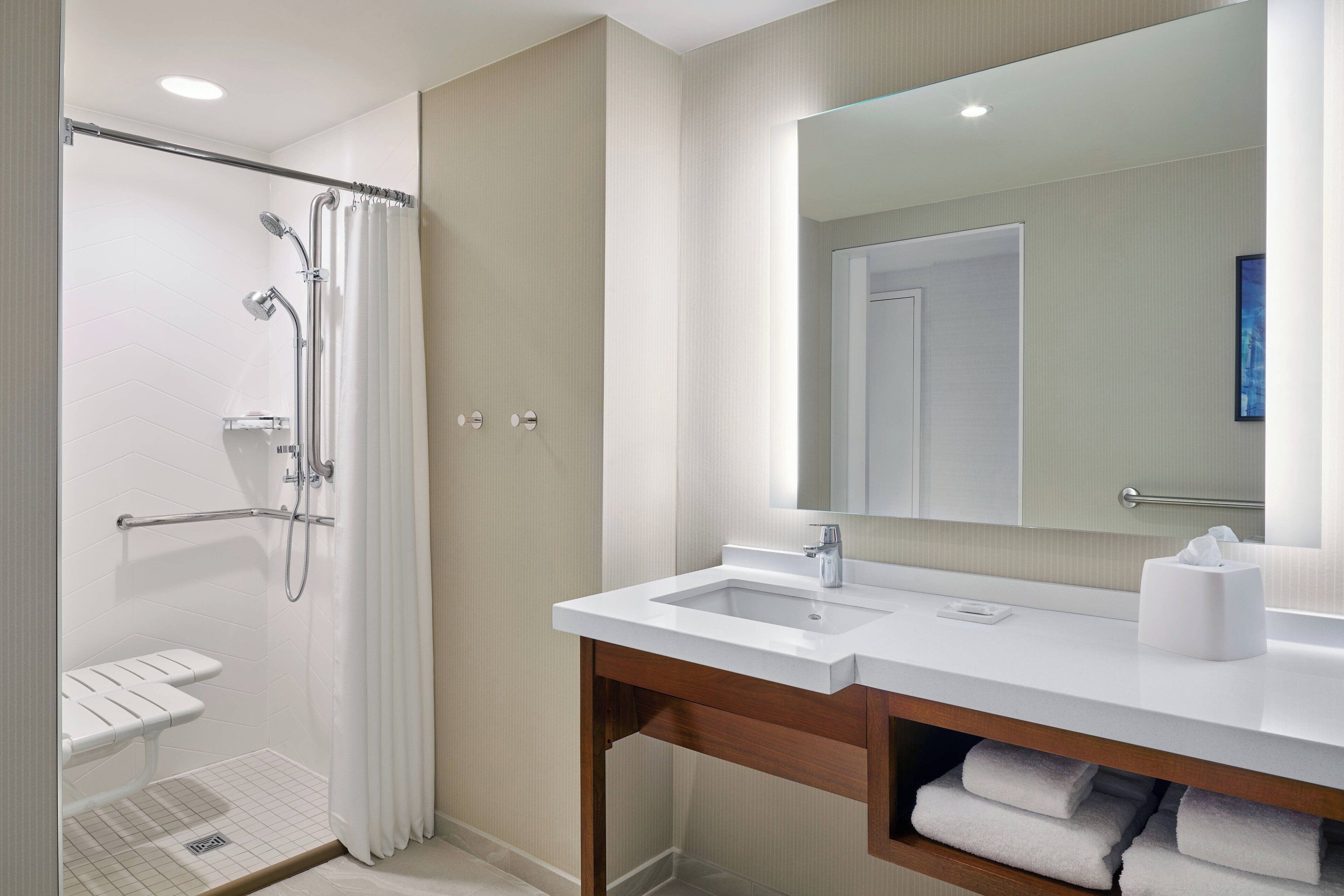 Une salle de bain moderne équipée d’une douche, de toilettes et d’un lavabo.