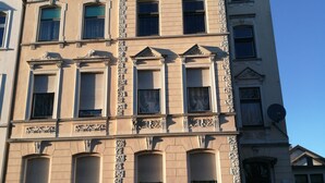 A multi-story building with classical architectural features, including decorative moldings and a balcony. - Vacation apartment Harmonie 45 m2 (Solingen)