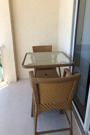 Outdoor dining - Boca Ciega Waterfront Condo, pool/hot tub, near Trails/Dining, 3mi Madeira Beach (St. Petersburg)