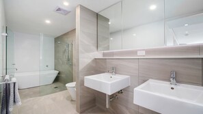 Bañera, secador de pelo y toallas