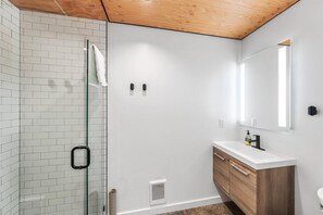 Dusche, umweltfreundliche Kosmetikartikel, Haartrockner, Handtücher