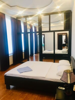 Deluxe Apartment, Multiple Beds | 3 bedrooms, Egyptian cotton sheets, premium bedding, down comforters