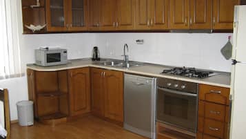 Departamento Deluxe, varias camas | Cocina privada | Refrigerador con congelador, microondas, horno y parrilla de estufa