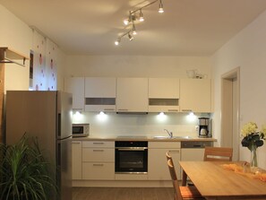 Fridge, microwave, oven, dishwasher - Vacation apartment Blumenwiese - Preuschens Hof (Egloffstein)