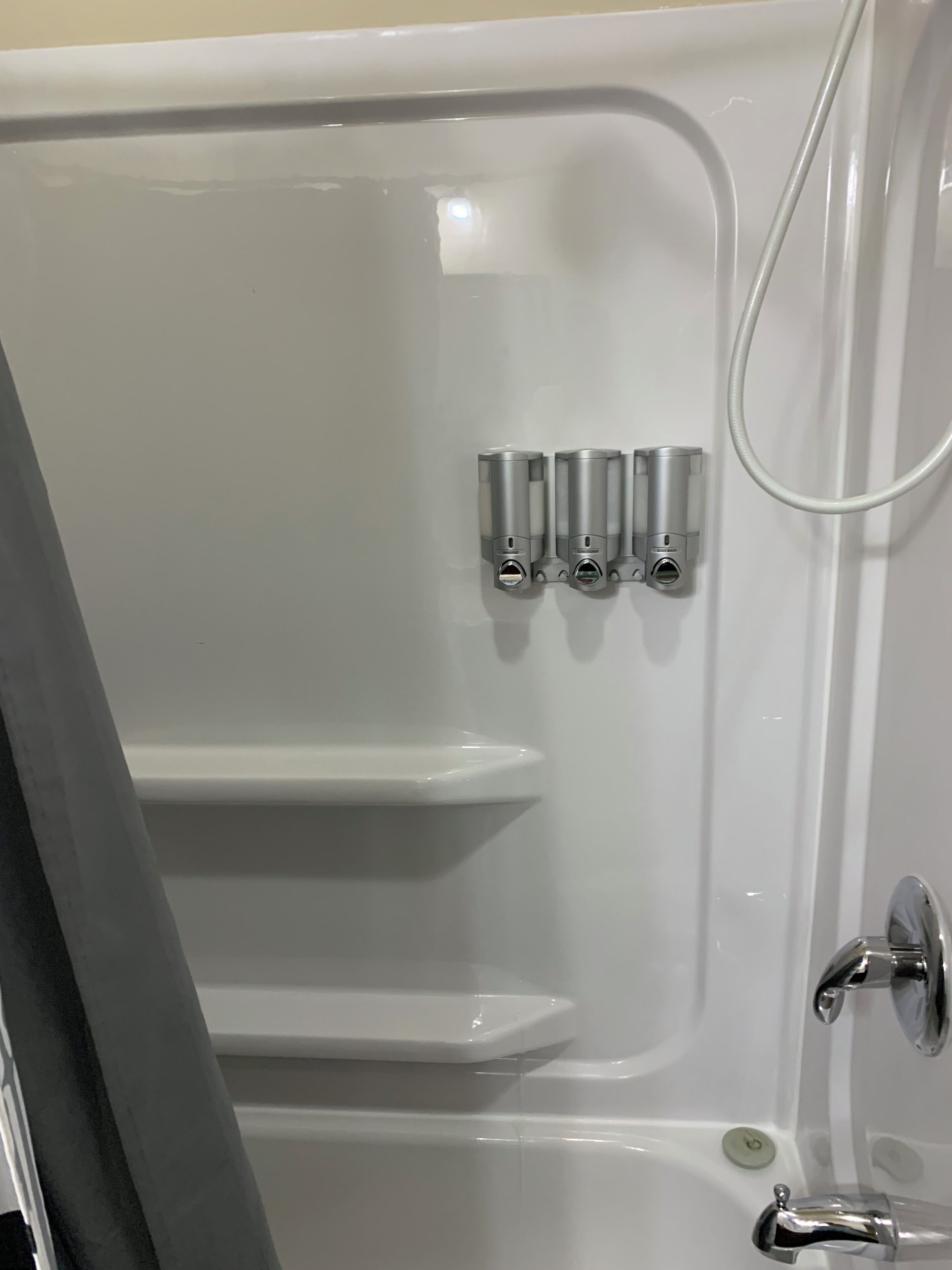 Ensemble douche/baignoire, sèche-cheveux, serviettes fournies, savon
