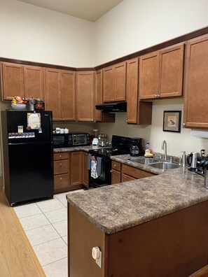 Fridge, microwave, oven, stovetop - -very quiet, comfy and large  3 bdm full suite-family & pet friendly (Thunder Bay)