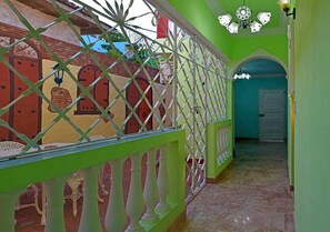 Comfort-Dreibettzimmer, Mehrere Betten, Blick auf den Innenhof | Terrasse/Patio