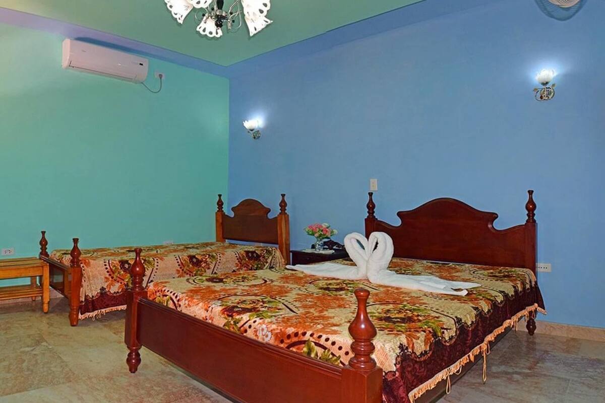 Rideaux occultants, fer et planche à repasser, lits bébé (gratuits)