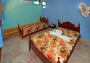 Deluxe-Dreibettzimmer, Mehrere Betten, Blick auf den Innenhof