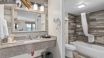 Kamer, 1 kingsize bed, niet-roken | Badkamer | Een bad/douchecombinatie, gratis toiletartikelen, een haardroger