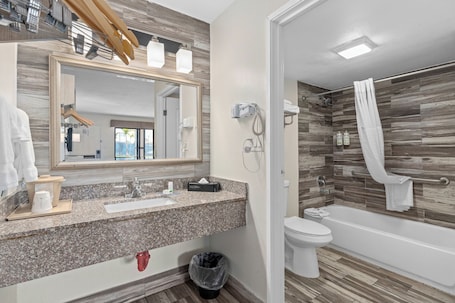 Room, 1 King Bed, Non Smoking | Bathroom | Combined shower/tub, free toiletries, hair dryer, towels. Baymont by Wyndham Orlando Downtown
