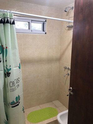 Combined shower/tub, towels - WaraKusi Cottages - Off Road (Vaqueros)