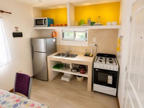 Fridge, microwave, oven, stovetop - WaraKusi Cottages - Off Road (Vaqueros)