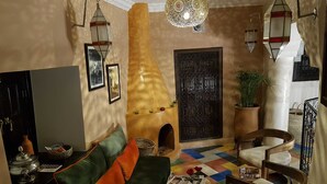 المنشأة من الداخل