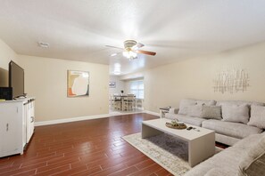Smart TV - Restaurants, Shopping, LSU - Trendy Remodel Excellent Location - Siegen and I-10 (Baton Rouge)