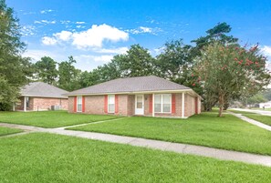 Exterior - Restaurants, Shopping, LSU - Trendy Remodel Excellent Location - Siegen and I-10 (Baton Rouge)