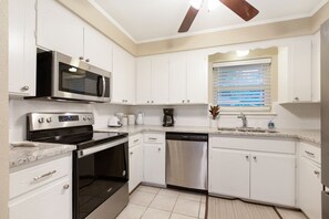 Fridge, microwave, oven, stovetop - Restaurants, Shopping, LSU - Trendy Remodel Excellent Location - Siegen and I-10 (Baton Rouge)