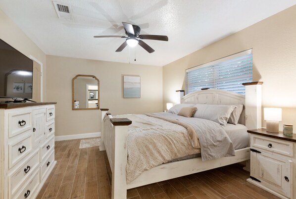 3 bedrooms, iron/ironing board, travel crib, free WiFi - Restaurants, Shopping, LSU - Trendy Remodel Excellent Location - Siegen and I-10 (Baton Rouge)