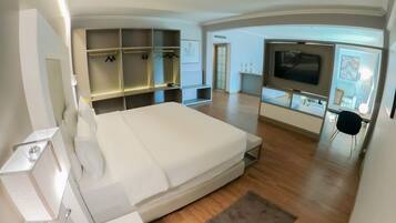 Suite ejecutiva, 1 cama King size y sofá cama, vista a la alberca | Minibar y caja de seguridad en la habitación