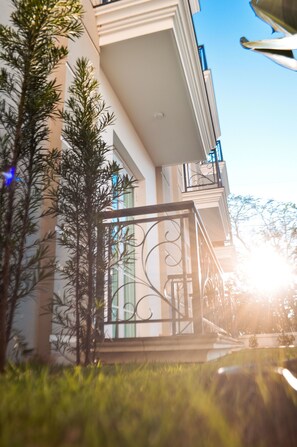 تفاصيل الفندق من الخارج