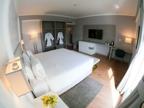 Classic-Zimmer, 1 King-Bett, Poolblick | Minibar, Zimmersafe, laptopgeeigneter Arbeitsplatz