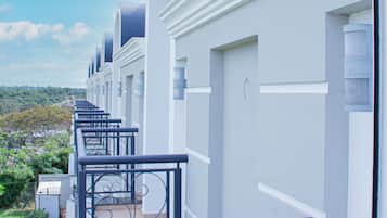Deluxe Room, 1 King Bed | Exterior