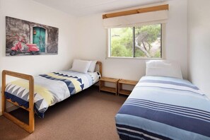 4 bedrooms, iron/ironing board, internet