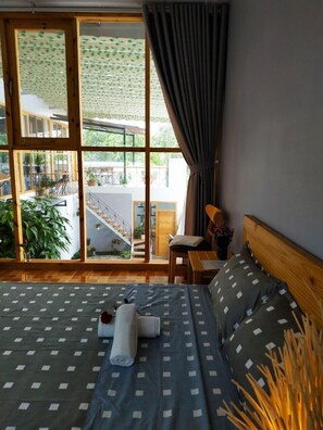 أغطية فراش متميزة ومكتب وستائر تعتيم ومكواة/لوح كي