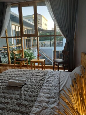 Single Room | Premium bedding, desk, blackout drapes, iron/ironing board - Chi Homestay (Ho Chi Minh City)