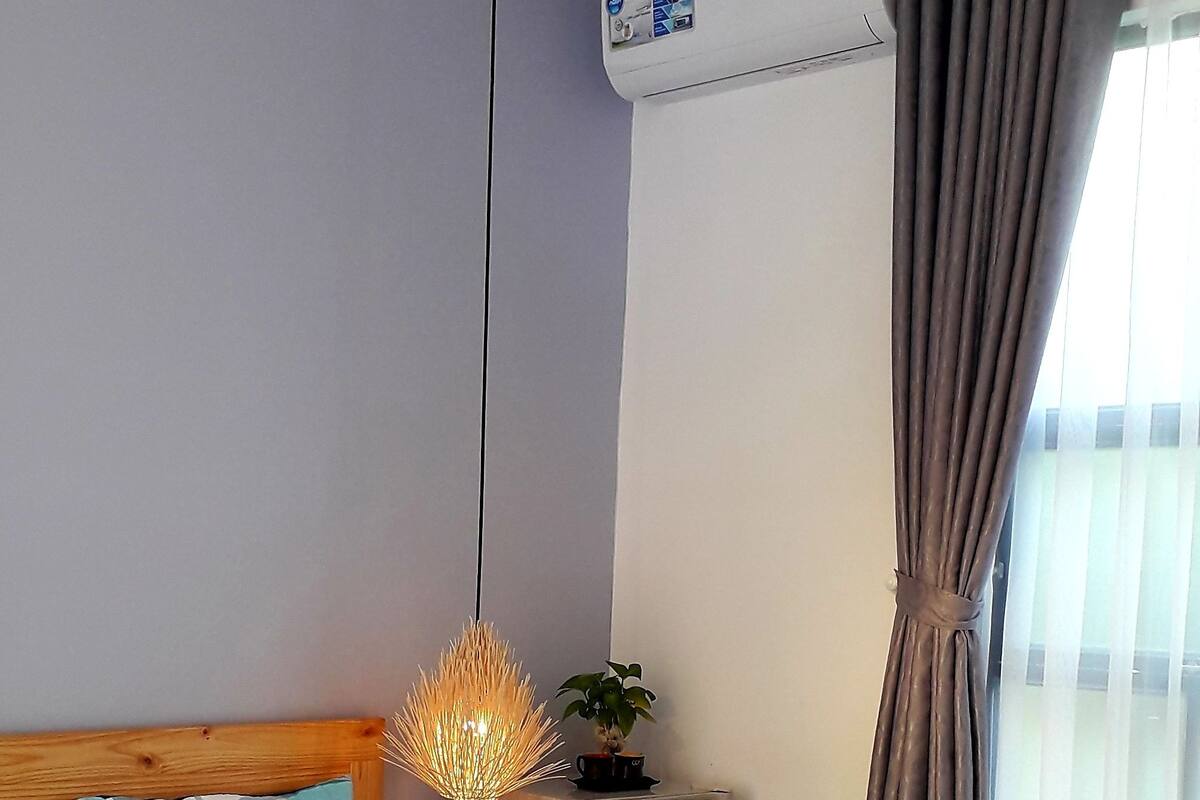 Habitación individual | Ropa de cama de alta calidad, escritorio y cortinas blackout