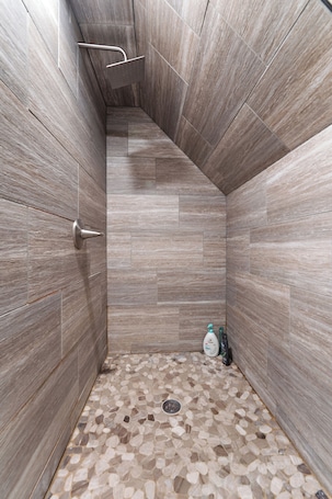 Combined shower/bathtub, hair dryer, towels, soap. NE Arts/BrewHouse; Amazing location, hot-tub, pool table, local art