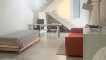 Business Studio | Hypo-allergenic bedding, pillowtop beds, laptop workspace, soundproofing