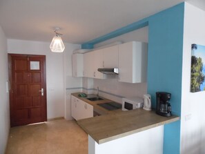 Fridge, microwave, oven, stovetop - Apartment with spectacular sea views (Santanyí)