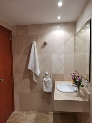 Ducha y bañera combinadas, secador de pelo, toallas y papel higiénico