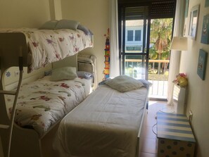 3 dormitoris, planxa i posts de planxar i roba de llit 